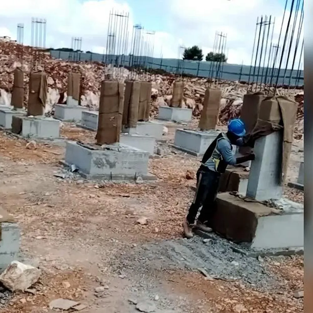 عامل بخوذة السلامة في موقع التنفيذ